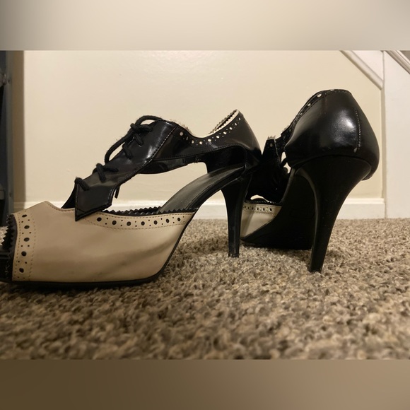 Stylish heels. - Picture 2 of 5